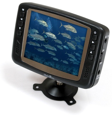 Экран рыболовной видеокамеры "FishCam-501" устанавливается на держатель, который позволяет поворачивать его по двум осям, что очень удобно в условиях рыбалки